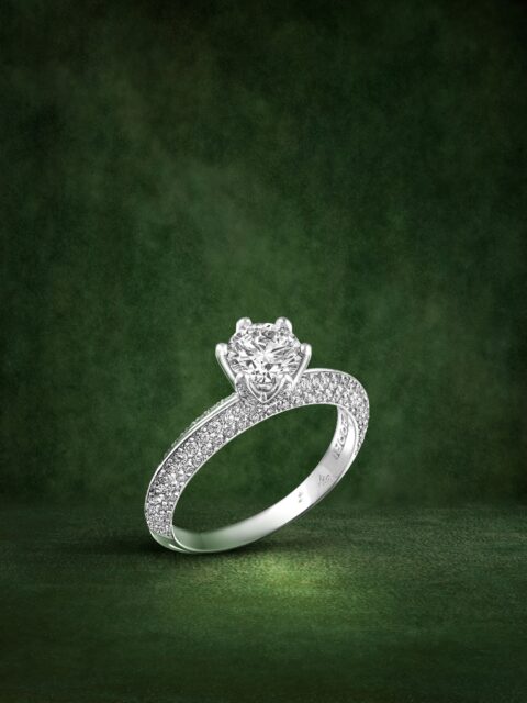 Una joya nacida para sellar un “sí” y todo lo que permanece en él. Una sortija concebida como expresión de un lenguaje perfeccionado con el tiempo, en el que la técnica se vuelve casi invisible y solo queda lo esencial: la emoción.
#PerodriJoyeros #MomentosSimbólicos