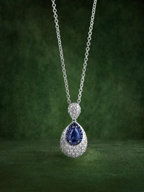 Un colgante que desciende con suavidad y encuentra su lugar en el punto exacto donde la emoción se hace visible. Al fin y al cabo, Venus interpreta la belleza como un equilibrio entre fuerza y delicadeza, entre presencia y ligereza, y revela una forma íntima de entender la elegancia.

#PerodriJoyeros #ColecciónVenus