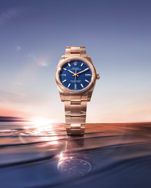 El nuevo @Rolex Oyster Perpetual 34 en oro Everose de 18 quilates presenta una esfera lacada «blue stone» con tres índices en dumortierita, tallada para mostrar sus distintos tonos azul claro y azul oscuro.#Rolex #OysterPerpetual #WatchesAndWonders2026