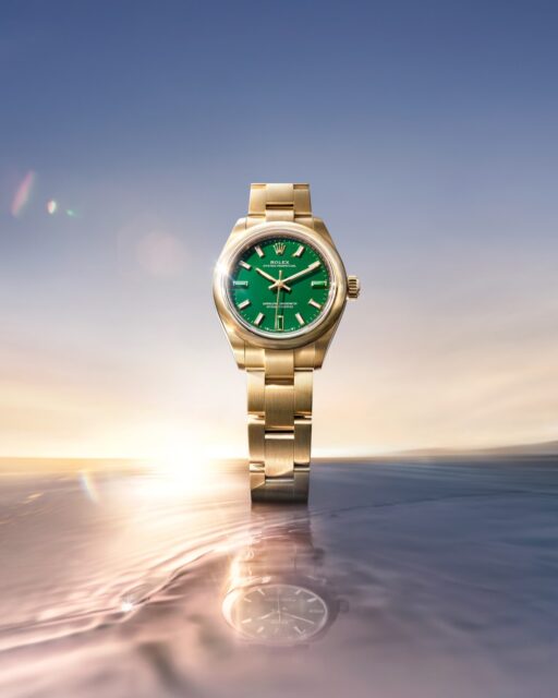 El nuevo @Rolex Oyster Perpetual 28 en oro amarillo de 18 quilates presenta una esfera lacada «green stone», con índices a las 3, 6 y 9 h de heliotropo, una piedra natural que ofrece una variedad de tonos verdes.#Rolex #OysterPerpetual #WatchesAndWonders2026