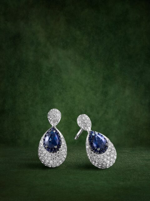 Unos pendientes que capturan la luz y la sostienen en equilibrio. El pavé de diamantes construye una superficie continua que envuelve al zafiro y acentúa su profundidad. Una serie de decisiones que responden a una búsqueda: que la joya adquiera sentido propio.
#PerodriJoyeros #ColecciónVenus