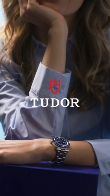 Una vuelta a las dimensiones clásicas: una esfera azul con acabado satinado de acero inoxidable de 37 mm y las icónicas agujas «Snowflake» definen esta nueva expresión del legado TUDOR. Equipado con el Calibre de Manufactura MT5400 con certificado COSC y reserva de marcha de 70 horas. #TudorWatch #BornToDare #BlackBay54