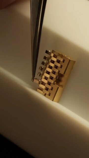 Reloj Santos-Dumont
Un brazalete extremadamente flexible compuesto por 394 eslabones ensamblados en la Manufactura.
#WatchesAndWonders2026