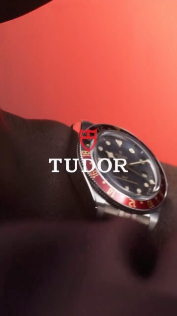 La vuelta a los orígenes: el Black Bay 58 retoma las proporciones clásicas con una caja refinada de 39 mm y un llamativo bisel negro y burdeos, con detalles dorados. Un nuevo capítulo con un firme diseño con un brazalete de cinco eslabones. #TudorWatch #BornToDare #BlackBay58