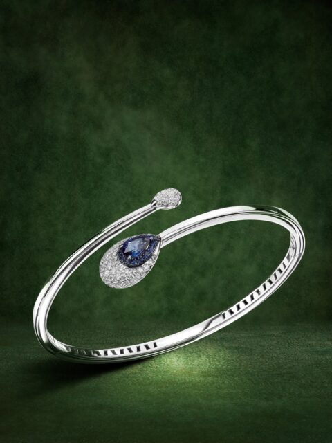 El brazalete Venus nace de la idea de trazar una línea continua capaz de sostener la luz sin interrupciones, como un gesto sereno que encuentra su forma en el equilibrio. Este diálogo revela un saber hacer que entiende la joya como arquitectura emocional y convierte la materia en un lenguaje silencioso que se siente antes de explicarse.

#PerodriJoyeros #ColecciónVenus