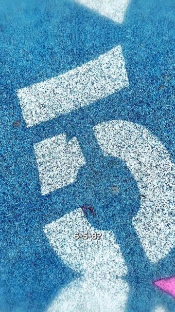 Hublot Big Bang Reloaded Usain Bolt, una edición limitada a 200 piezas creada junto a Usain Bolt. Más que un reloj de 44 mm en cerámica negra y carbono, un manifiesto en movimiento, con precisión renovada y legado sellado. Grabado con su lema “Anything is Possible, Don’t Think Limits”, incorpora detalles únicos como el segundero en forma de rayo, el guiño al récord 9,58 y tierra real del campo de entrenamiento infantil de Bolt en Jamaica, el que moldeó al hombre más rápido del mundo. #Hublot #WatchesAndWonders2026