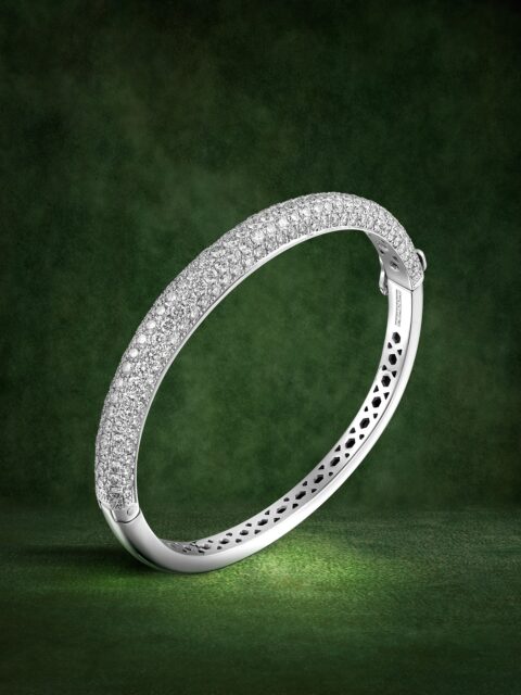 Una pulsera que se construye desde la continuidad para que la superficie mantenga un ritmo constante  y encuentre su equilibrio en la repetición de la luz.

#PerodriJoyeros #ColecciónVenus