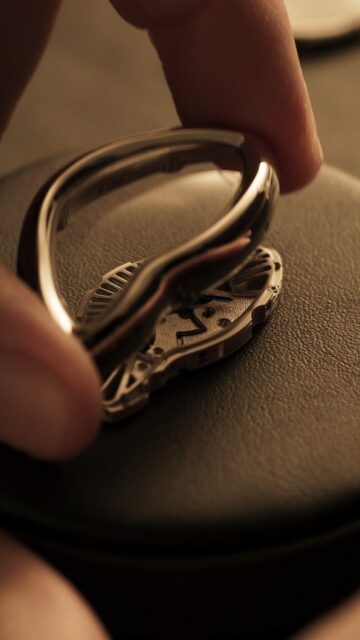 Movimiento fuera de lo común 
Un movimiento esqueleto que fusiona fondo y forma en el reloj Crash.
#WatchesAndWonders2026