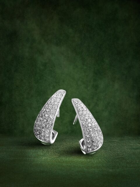 En Venus, el pavé de diamantes deja de ser un recurso para convertirse en lenguaje: una superficie continua, precisa, donde se sostiene una idea hasta que adquiere sentido. 

#PerodriJoyeros #ColecciónVenus