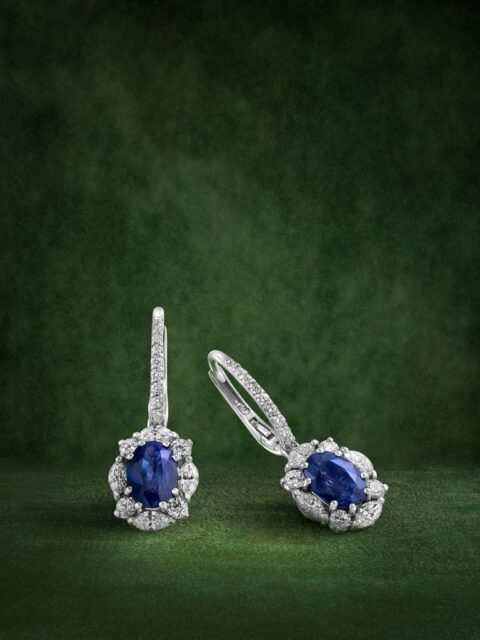 Para ese día que se recuerda siempre. Para esas palabras que ya no se olvidan.

En Emperatriz, el zafiro se convierte en el centro y los diamantes construyen a su alrededor una luz que lo acompaña y lo hace perdurar.

Joyas pensadas para estar ahí cuando una historia empieza a escribirse de verdad.

#PerodriJoyeros #ColecciónEmperatriz