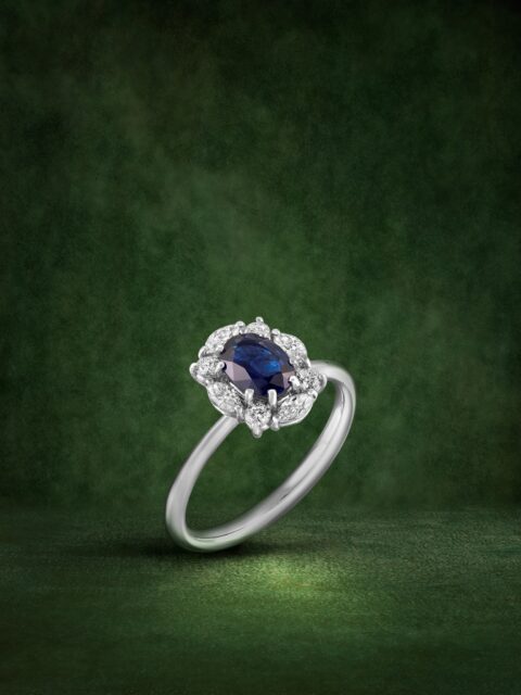 Hay momentos que cambian el rumbo de una vida. Y hay joyas que nacen para acompañarlos.
En esta sortija Emperatriz, el zafiro y los diamantes se encuentran en un equilibrio pensado para la eternidad, para permanecer más allá del instante.

#PerodriJoyeros #ColecciónEmperatriz