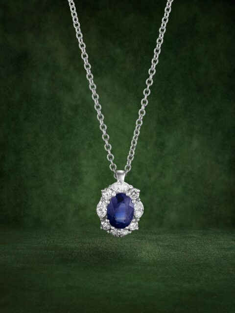 El zafiro concentra la mirada y el diamante ordena la luz para sostenerlo. En Emperatriz no hay nada superfluo: solo una estructura concebida para dar forma a lo esencial.

Una joya que se acerca al lugar donde las palabras se dicen y permanecen.

#PerodriJoyeros #ColecciónEmperatriz