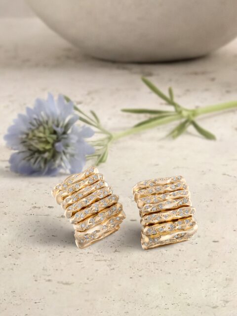 ELLA es luz. En Salvaje, esa luz se construye a través del oro facetado: un trabajo artesanal que multiplica los reflejos y aporta dinamismo a la pieza. Ligereza, dinamismo, presencia. Como todo lo que empieza en ELLA.

#PerodriJoyeros #ColecciónSalvaje #DíadelaMadre