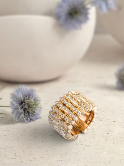 ELLA es el principio y la forma en la que ese origen permanece. De la misma forma, la sortija Salvaje nace desde dentro: su volumen orgánico y su acabado facetado no son solo diseño, son memoria en materia.

#PerodriJoyeros #ColecciónSalvaje #DíadelaMadre