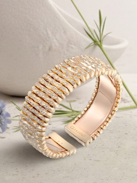 ELLA es el origen que nos envuelve. Salvaje lo traduce en esta pulsera. Una pieza envolvente, reconocible, esencial. Como ese primer lugar al que siempre pertenecemos.

#PerodriJoyeros #ColecciónSalvaje #DíadelaMadre