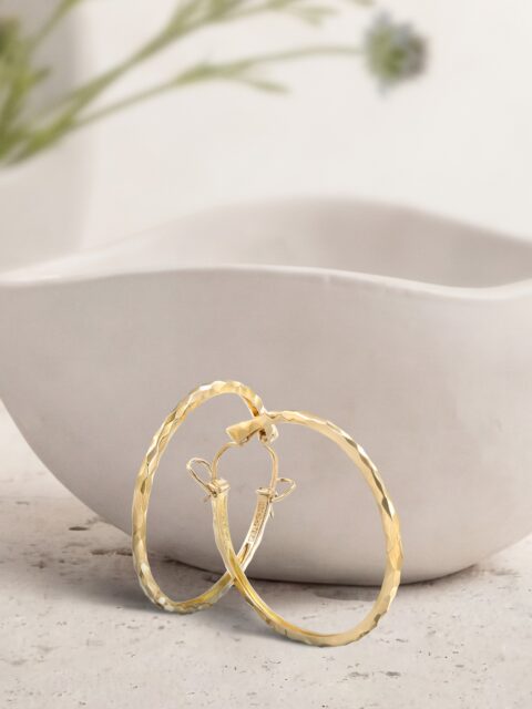 ELLA es equilibrio: presencia y libertad. Por eso Salvaje abraza lo orgánico, con formas que no encierran, que acompañan, que evolucionan. Como todo vínculo real.

#PerodriJoyeros #ColecciónSalvaje #DíadelaMadre