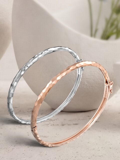 ELLA es transformación. Como la naturaleza, como el tiempo, como el vínculo. Salvaje lo expresa a través del oro en sus distintas tonalidades trabajado con el lenguaje facetado que define la colección. Una joya que evoluciona, pero siempre permanece.

#PerodriJoyeros #ColecciónSalvaje #DíadelaMadre