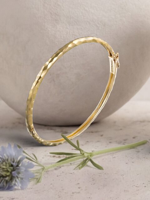 ELLA es continuidad. Un vínculo que no se interrumpe. Este brazalete traduce esa idea en una línea constante de oro facetado, donde cada plano refleja la excelencia artesanal de la Casa. 

#PerodriJoyeros #ColecciónSalvaje #DíadelaMadre