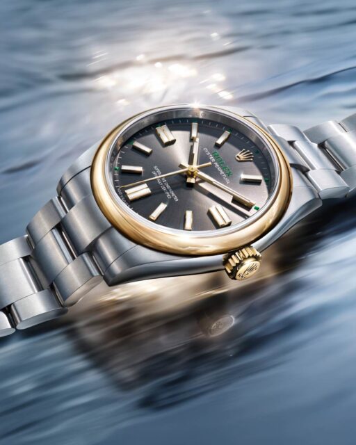 Una primicia de @Rolex, el Oyster Perpetual 41 en versión Rolesor amarillo revela una evocadora combinación de materiales. La esfera pizarra luce la inscripción «100 years», mientras que la corona presenta el número 100 en relieve.#Rolex #OysterPerpetual #WatchesAndWonders2026