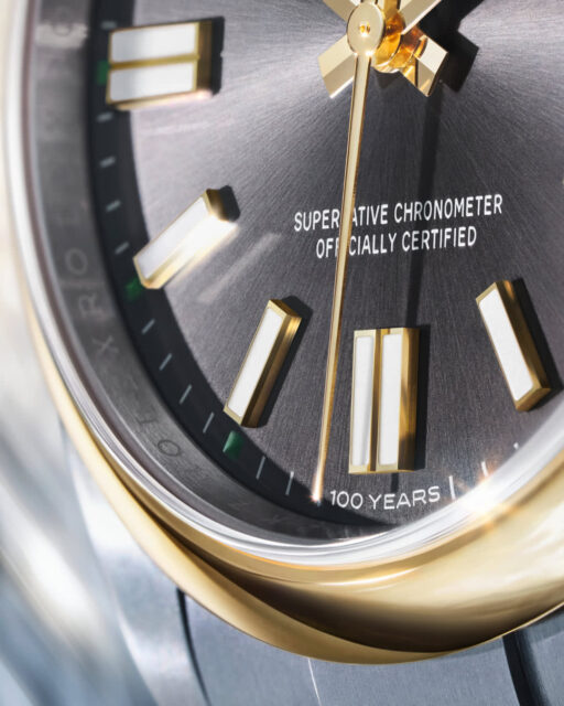 Detalles evocadores. El nuevo @Rolex Oyster Perpetual 41 en versión Rolesor amarillo combina un bisel y una corona de cuerda de oro amarillo con un brazalete íntegramente de acero Oystersteel. La corona de cuerda muestra el número «100» en relieve.#Rolex #OysterPerpetual #WatchesAndWonders2026