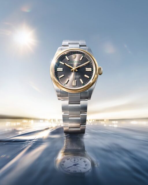 El nuevo @Rolex Oyster Perpetual 41 revela un bisel y una corona de cuerda fabricados en oro amarillo, y está equipado con una caja y un brazalete en acero Oystersteel, una combinación distintiva para celebrar los 100 años del Oyster. La esfera pizarra, un nuevo color en la gama, luce la inscripción «100 years» en la posición de las 6 h, y cada intervalo de cinco minutos en la minutería está marcado por un cuadrado verde. #Rolex #OysterPerpetual #WatchesAndWonders2026