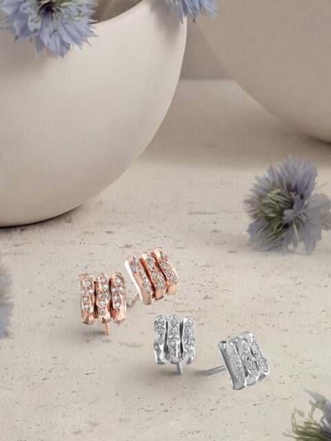 Brillo que nace del contraste del oro facetado, las superficies orgánicas y los diamantes que se integran de forma natural.
#PerodriJoyeros #ColecciónSalvaje