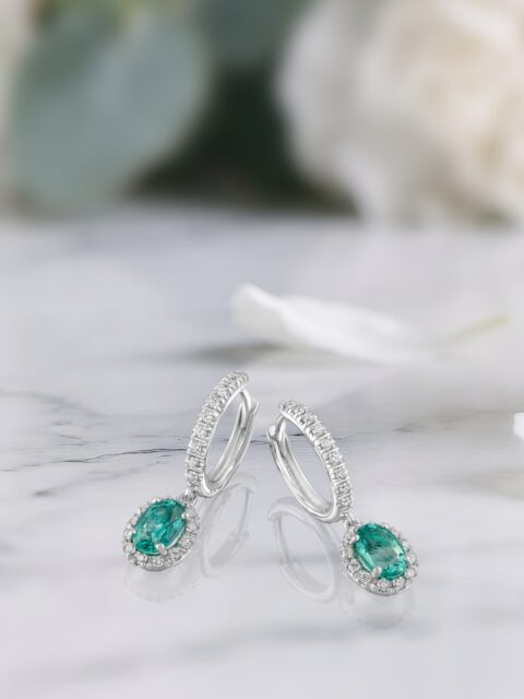 El movimiento también puede ser una forma de elegancia.
En estos pendientes, la esmeralda y los diamantes se encuentran en una luz suave, viva, que acompaña cada gesto con una presencia refinada.
#PerodriJoyeros #ColecciónEmperatriz