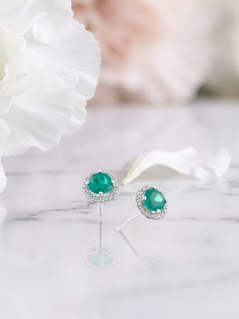 En Emperatriz, la esmeralda concentra la mirada con una intensidad serena. A su alrededor, los diamantes dibujan un halo de luz preciso, pensado para realzar sin imponerse.
Una joya de presencia delicada, concebida para permanecer.
#PerodriJoyeros #ColecciónEmperatriz