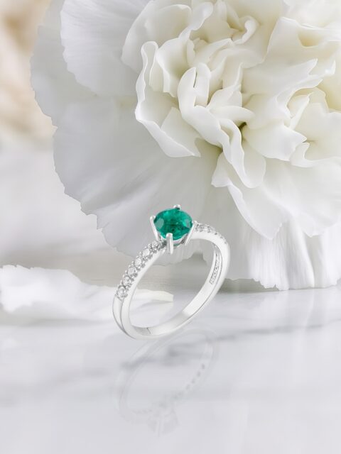 La esmeralda se eleva como centro de una composición limpia, sostenida por el brillo sutil de los diamantes.
En esta sortija Emperatriz, cada línea acompaña a la piedra principal con equilibrio y naturalidad. Una joya pensada para decir mucho sin alzar la voz.
#PerodriJoyeros #ColecciónEmperatriz