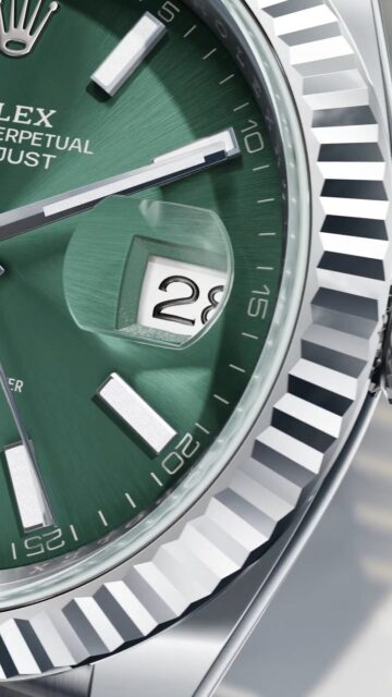 El @Rolex Datejust 41. Para quienes hacen de cada día una fecha para recordar. Desde todos los ángulos, revela marcas de distinción. El icónico diseño del brazalete Jubilee que se adapta a la muñeca con suavidad. El famoso bisel estriado que brilla donde quiera que vaya. Y la icónica lente Cyclops de zafiro resistente a las rayaduras que aumenta las fechas inolvidables. Versión Rolesor blanco, esfera verde menta, calibre 3235.
#Rolex #Datejust #OfficialRolexRetailer
