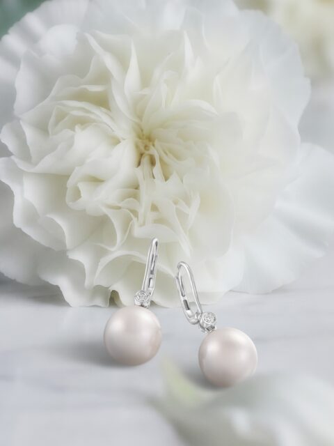 La suavidad de la perla y el brillo contenido del diamante encuentran su equilibrio en una joya concebida desde la delicadeza.

En Misterio, la luz no busca imponerse. Acompaña, revela y permanece con naturalidad.

#PerodriJoyeros #ColecciónMisterio
