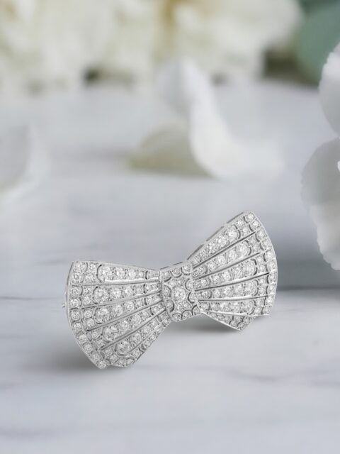 Una composición donde la precisión del diamante da forma al movimiento y convierte la luz en textura.

En Anhelia, cada detalle responde a un trabajo minucioso que recupera la elegancia de las joyas concebidas para trascender el tiempo.

#PerodriJoyeros #ColecciónAnhelia