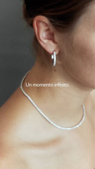 La luz también forma parte del recuerdo.
Pendientes y gargantilla en oro blanco y diamantes, piezas de la selección Compromiso Perodri creadas para iluminar cada gesto con la precisión y sensibilidad de la Alta Joyería.
Descubre la Colección Compromiso en nuestras tiendas y online: perodri.es/compromiso
#PerodriJoyeros #UnMomentoInfinito #CompromisoPerodri