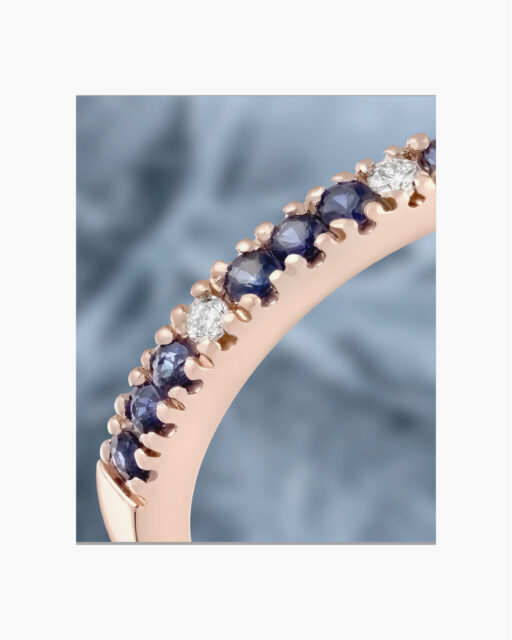 Cada gema marca el ritmo del diseño.
Azules profundos, destellos blancos y matices rosados recorren estas sortijas de la colección Cisne como acentos distintos sobre una misma línea. El resultado es una composición expresiva y dinámica.
#PerodriJoyeros #ColecciónCisne #AltaJoyería