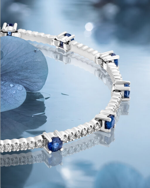 El azul marca el ritmo en nuestra icónica pulsera de la Colección Cisne.
Zafiros y diamantes recorren el oro blanco en una composición de gran expresividad. Donde cada gema aporta un dinamismo delicado a un diseño de equilibrio perfecto.
#PerodriJoyeros #ColecciónCisne #AltaJoyería #AzulDelVerano