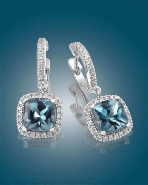 Aguamarina, zafiro y peridoto aportan frescura, profundidad y energía a nuestros pendientes de la Colección Emperatriz.
Cada gema, engastada en oro blanco y enmarcada por diamantes, ocupa el centro de un diseño de Alta Joyería contemporánea y llena de vida.
#PerodriJoyeros #ColecciónEmperatriz #AltaJoyería
