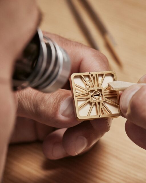 Santos de Cartier
Con sus puentes en forma de números romanos, el reloj esqueleto sublima las horas.
#Cartier #CartierWatchmaking #SantosdeCartier