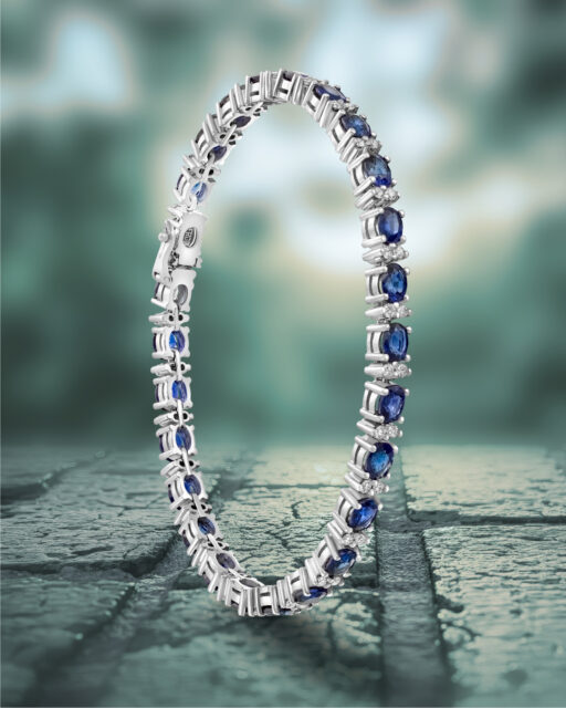 Las gemas engastadas se suceden sobre oro blanco, acompañadas por diamantes que aportan destellos y definición al conjunto. Una pieza de gran presencia, donde la precisión de cada elemento da forma a un diseño dinámico y contemporáneo.
#PerodriJoyeros #ColecciónEmperatriz #AltaJoyería