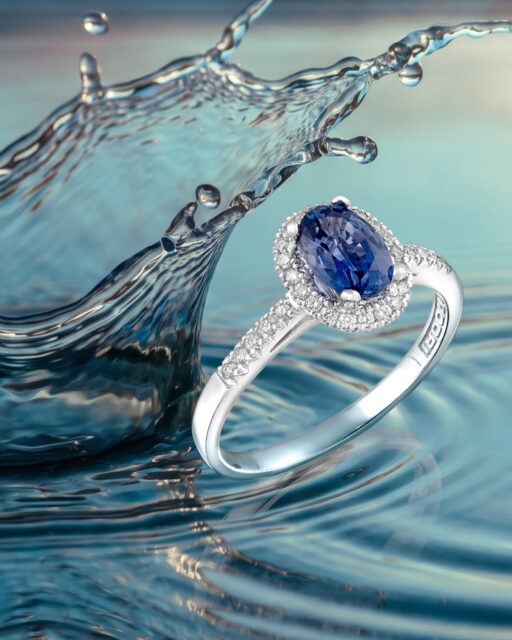El protagonismo nace de las proporciones. Una gema oval preside esta sortija, acompañada por un halo de diamantes y un pavé que recorre el brazo.
Los volúmenes crean una pieza sofisticada, con una estética decididamente actual.
Una expresión de la Alta Joyería Perodri en la que cada detalle se cuida tanto como el conjunto.
#PerodriJoyeros #ColecciónEmperatriz #AltaJoyería