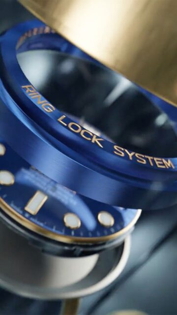 Concebido para iluminar incluso el fondo del mar. El @Rolex Deepsea en oro amarillo de 18 quilates luce una esfera lacada azul y un disco de bisel Cerachrom de cerámica azul. Una innovación técnica, la anilla de compresión de alto rendimiento del sistema Ringlock fabricada en cerámica de alta tecnología e igualmente azul.
Las propiedades de resistencia a la compresión y a la deformación de este material de alta tecnología contribuyen a la hermeticidad del reloj, garantizada hasta la profundidad extrema de 3900 metros.
#Rolex #RolexDeepsea #OfficialRolexRetailer