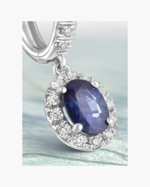 El color cobra vida con cada gesto.
Suspendidas bajo el aro de diamantes, las gemas introducen movimiento y ligereza. Su disposición permite que los reflejos varíen al llevar la pieza, creando un juego cambiante entre color y luminosidad.
Precisión en el engaste y fluidez en las formas, en una creación de marcada presencia.
#PerodriJoyeros #ColecciónEmperatriz #AltaJoyería