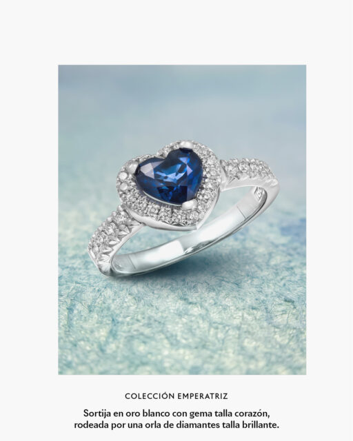 Hay formas que reconocemos antes incluso de mirarlas.
El corazón se convierte en el punto de partida de estas sortijas de la Colección Emperatriz. Diamantes cuidadosamente engastados recorren su contorno y acompañan la gema central, creando una joya donde técnica y emoción hablan el mismo lenguaje.
Una pieza concebida para celebrar aquello que merece ser recordado.
#PerodriJoyeros #ColecciónEmperatriz #AltaJoyería