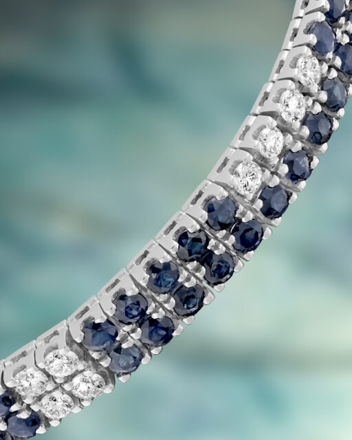 Zafiros y diamantes se alternan sobre oro blanco, marcando un ritmo continuo de color y brillo. Una sucesión cuidada al detalle que recorre la pulsera y define su carácter.
Descubre la Colección Emperatriz en nuestras tiendas y en perodri.es.
#PerodriJoyeros #ColecciónEmperatriz #AltaJoyería