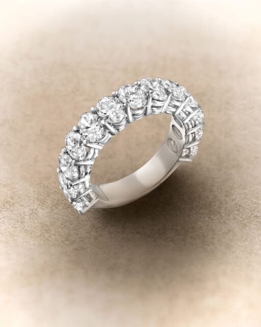 Bridal set Perodri: La alianza como una declaración de amor eterna.
Esta media alianza Perodri ofrece un juego infinito de luz gracias a sus diamantes en talla oval. Esta pieza está diseñada para capturar cada instante y lucirla desde el principio de una historia de compromiso única.
#PerodriJoyeros #CompromisoPerodri