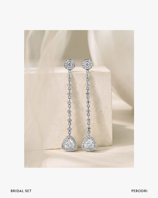 Bridal set Perodri: Los pendientes perfectos para un día inolvidable.

Estos pendientes largos de oro blanco y diamantes son un testimonio de la belleza natural de los diamantes, con un rosetón con diamante central en talla brillante estos pendientes de novia presentan un diamante talla trillion rodeado por una orla de pavé de diamantes blancos.

#PerodriJoyeros #CompromisoPerodri