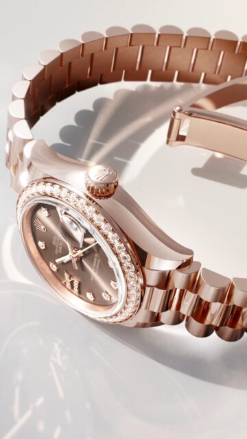 l Lady‑Datejust. Solo 28 mm, pero 100% @Rolex. Con una caja Oyster que se trabaja a partir de un bloque macizo de oro Everose de 18 quilates. Calibre 2236, que proporciona una precisión de -2/+2 segundos al día. Espiral Syloxi en silicio. Bisel engastado de 45 diamantes talla brillante. Y una esfera chocolate con índices engastados de diamantes y número romano IX en oro de 18 quilates, engastado de ocho diamantes.
#Rolex #LadyDatejust #OfficialRolexRetailer