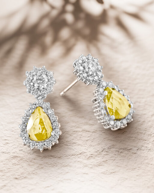 Bridal set Perodri: La fuerza del diamante Fancy
El diamante Fancy o diamante amarillo es el protagonista de estos pendientes de novia para aquellas que buscan darle un toque enigmático a su día. Atesorados por una orla de 12 diamantes talla brillante estas piedras preciosas en talla gota capturan la luz de un día mágico para convertirla en infinita.
Descubre esta pieza en todas sus versiones.
#PerodriJoyeros #CompromisoPerodri