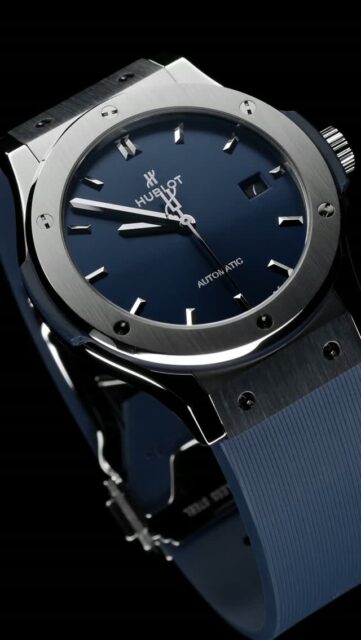 Sencillez, pero con carácter.
El Hublot Classic Fusion Titanium Blue de 45 mm combina titanio satinado y pulido con una esfera azul satinada rayos de sol, creando una presencia limpia, técnica y profundamente contemporánea.
Un reloj automático de líneas depuradas, correa de caucho azul y reserva de marcha de 48 horas, pensado para quienes entienden la elegancia desde la precisión y la sobriedad.
Disponible en Perodri.
#Hublot @PerodriJoyeros