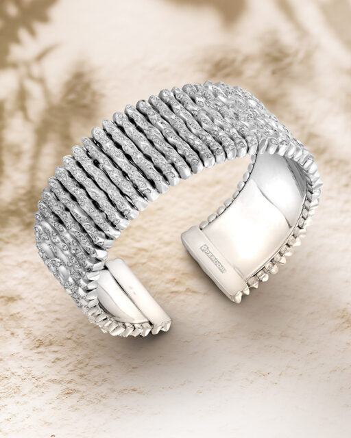 Bridal set Perodri: El icono definitivo
La colección Salvaje ofrece una selección de piezas icónicas de la firma. Las piezas perfectas que cuentan una historia de artesanía y que se han convertido en las joyas definitivas para acompañar historias compartidas. Estas pulseras en oro rosa y oro blanco facetadas y con diamantes naturales talla brillante son una declaración de estilo personal.
#PerodriJoyeros #CompromisoPerodri