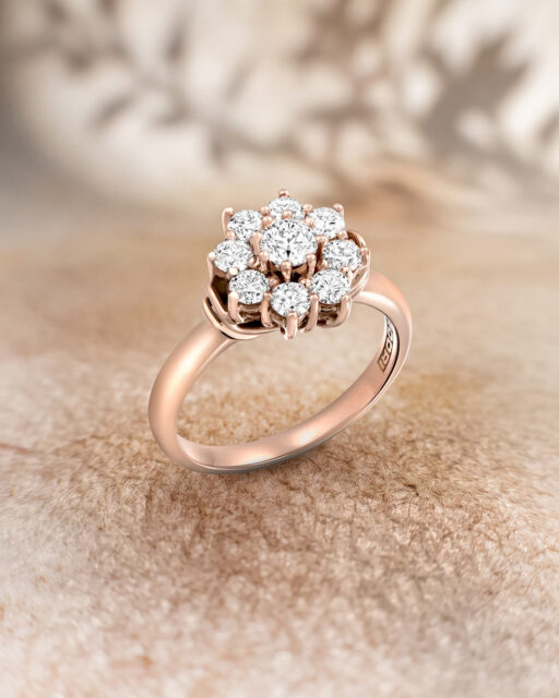 Un anillo de compromiso diseñado para elevar al máximo la luz de sus diamantes.⁠
⁠
Este anillo en orla de diamantes con un diamante central en talla brillante y oro rosa de 18k es una evidencia de como lo clásico y las tendencias combinan entre sí para dar lugar a piezas únicas repletas de luz. Una pieza que también se combina en oro blanco para una proyección distinta, pero igual de intensa.⁠
⁠
#PerodriJoyeros #CompromisoPerodri⁠